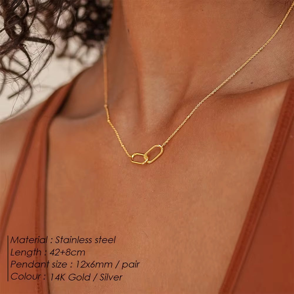 Daisy Interlock Necklace | 14K Gold Plated